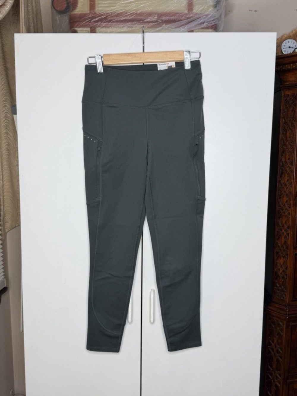 Mondetta Reflective Crop Capri Legging Womens Size Small Gray Inseam 25” NEW